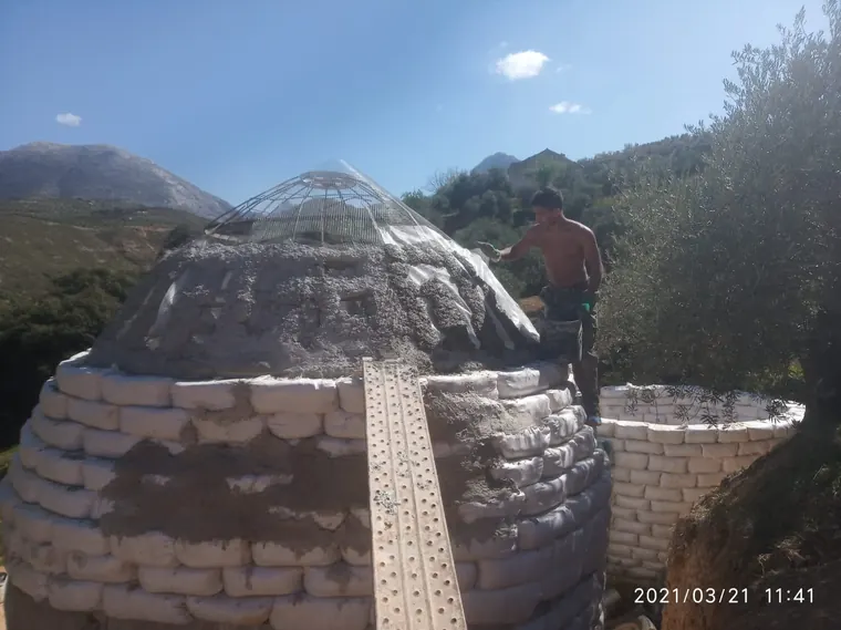 Round earth house plastering work